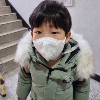 [숨그림]  덴탈마스크 짱구 우리아이 그리고 내가 쓰는 믿을수있는 케릭터 마스크  16종 — 3점을 준 리뷰어가 2021년 11월 올린 사용 사진