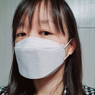 위케어 KF80 중형마스크 화이트 20매 초등학생 마스크 국산 — 5점을 준 리뷰어가 2021년 4월 올린 사용 사진