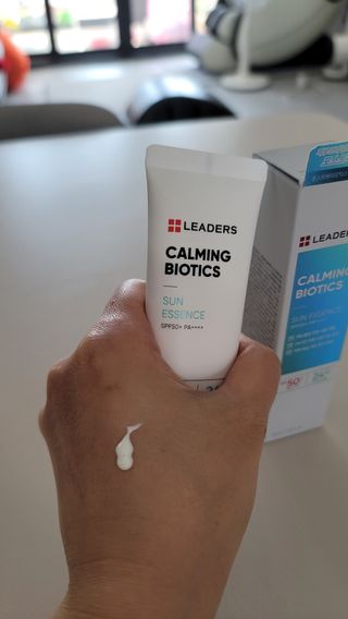 리더스코스메틱 리더스 카밍 바이오틱스 선 에센스 SPF 50+ PA++++ — 4.5점을 준 리뷰어가 2022년 5월 올린 사용 사진