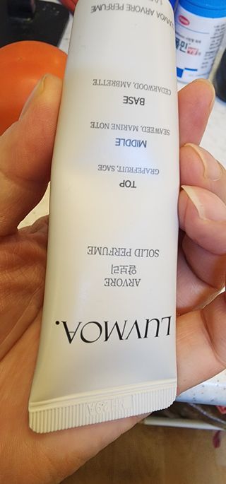 러브모아 향수 고체향수 승무원 고체향수 바르는 향수 니치향수 도손 우드세이지 앤 씨솔트 — 4점을 준 리뷰어가 2022년 12월 올린 사용 사진