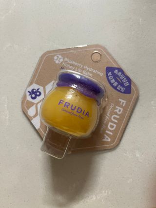 틱톡 [후르디아] 튼입술해결템 올리브영 블루베리 하이드레이팅 허니 립밤 — 5점을 준 리뷰어가 2023년 11월 올린 사용 사진