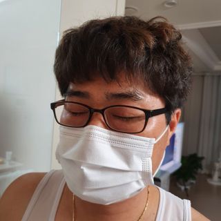 위케어 원데이 덴탈마스크 50매 화이트 대형 국내생산 — 5점을 준 리뷰어가 2021년 2월 올린 사용 사진