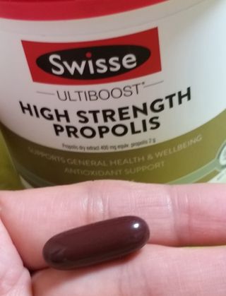 Swisse 스위스 고함량 프로폴리스 2,000mg 210정 — 5점을 준 리뷰어가 2021년 11월 올린 사용 사진