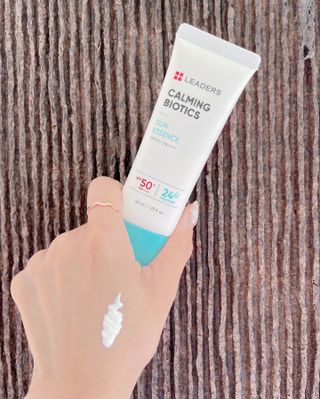 리더스코스메틱 리더스 카밍 바이오틱스 선 에센스 SPF 50+ PA++++ — 5점을 준 리뷰어가 2022년 8월 올린 사용 사진