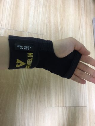 반테린서포터 손목 — 3점을 준 리뷰어가 2021년 4월 올린 사용 사진