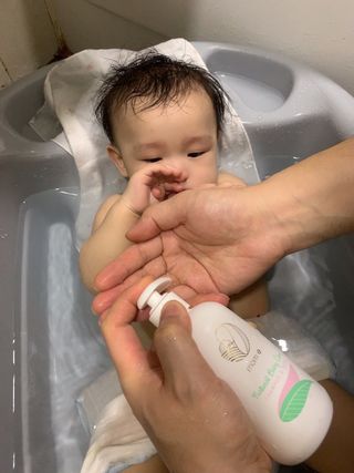 mom e 맘이 내추럴 베이비 케어 샴푸앤바스+로션 — 4점을 준 리뷰어가 2021년 1월 올린 사용 사진