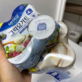 매일바이오 그릭요거트 오리지널 플레인 4개, 로스터리 커피믹스 4개 — 4.5점을 준 리뷰어가 2021년 12월 올린 사용 사진