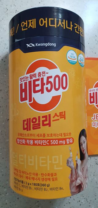 광동생활건강 [광동] 제니비타민C 비타500데일리스틱 180포+제니등신대+제니스티커 — 5점을 준 리뷰어가 2021년 12월 올린 사용 사진