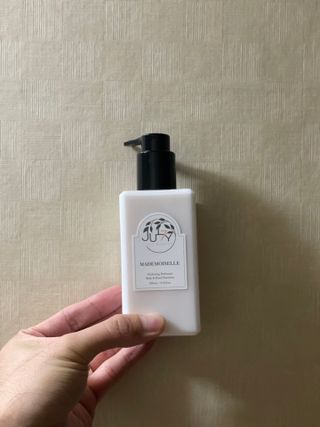 줄라이 모닝 _ JULY MORNING 줄라이모닝 하이드레이팅 퍼퓸드 바디앤핸드 에멀젼 — 5점을 준 리뷰어가 2021년 8월 올린 사용 사진