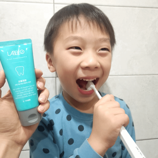 치과에서 쓰는 치약 _ 라벨제로 저불소 꼬마, 키즈, 유아, 베이비, 주니어 안전한 어린이치약 — 5점을 준 리뷰어가 2022년 12월 올린 사용 사진