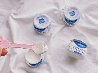 매일바이오 그릭요거트 오리지널 플레인 4개, 로스터리 커피믹스 4개 — 5점을 준 리뷰어가 2021년 12월 올린 사용 사진