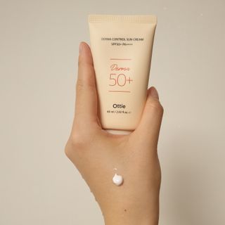 [오띠] SET_더마 컨트롤 선 크림( SPF50+ PA++++) & 100 마스크팩 x  4매 (수분/탄력/광채/장벽) — 5점을 준 리뷰어가 2022년 7월 올린 사용 사진