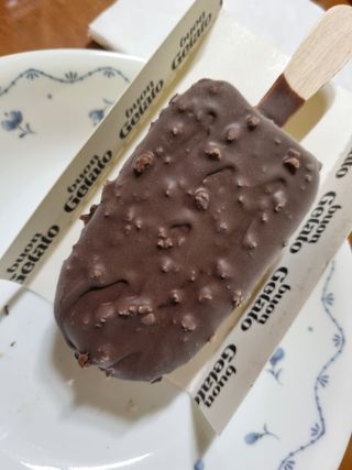 롯데제과 본젤라또 비스킷&바닐라카라멜바, 본젤라또 베리쇼콜라컵 — 5점을 준 리뷰어가 2021년 11월 올린 사용 사진