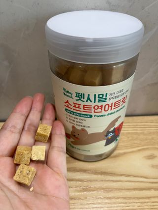 [펫시밀] 원물그대로 영양듬뿍 진공동결건조 북어트릿75g,치킨트릿100g,연어트릿75g 강아지 고양이 간식 — 5점을 준 리뷰어가 2023년 6월 올린 사용 사진