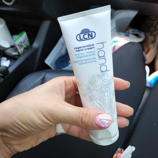 LCN(엘씨엔) LCN 리제너러티브 핸드크림 75ml 주름개선 고보습 재생핸드크림 — 5점을 준 리뷰어가 2022년 8월 올린 사용 사진