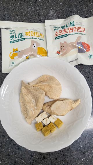 [펫시밀] 원물그대로 영양듬뿍 동결건조 왕북어트릿300g,왕치킨트릿400g,열빙어트릿300g 대용량 간식 — 5점을 준 리뷰어가 2023년 5월 올린 사용 사진
