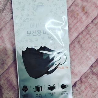 에버그린 순면 끈조절 KF80 마스크 - 화이트/블랙 컬러 대형 - 10매 — 5점을 준 리뷰어가 2021년 6월 올린 사용 사진