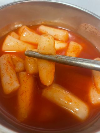 유비쿡 컵떡볶이 매운컵떡볶이2개/ 짜장컵떡볶이 2개  총 4개세트 — 5점을 준 리뷰어가 2021년 3월 올린 사용 사진