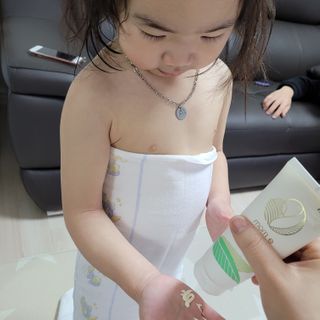 mom e 맘이 내추럴 베이비 케어 크림+바디오일 — 5점을 준 리뷰어가 2021년 1월 올린 사용 사진