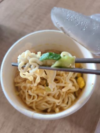 NISSIN 닛신 컵누들  4종 - 씨푸드오리지날, 씨푸드 스파이시, 씨푸드 커리, 씨푸드 XO소스 — 5점을 준 리뷰어가 2021년 12월 올린 사용 사진
