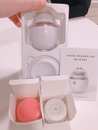 디하우트 랩 디하우트랩 클렌징 피부관리기 진동클렌저 실리콘+2종 인조모 브러시 — 5점을 준 리뷰어가 2021년 11월 올린 사용 사진