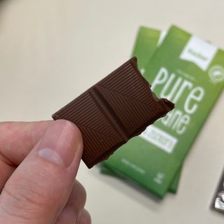 당류2g 자일리톨로 단맛을낸 슈카 퓨어비건 무설탕초콜릿 Xucker vegan 2개입 — 5점을 준 리뷰어가 2021년 4월 올린 사용 사진