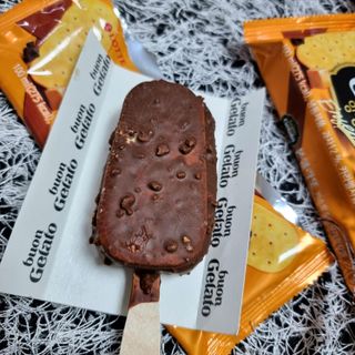 롯데제과 본젤라또 비스킷&바닐라카라멜바, 본젤라또 베리쇼콜라컵 — 5점을 준 리뷰어가 2021년 12월 올린 사용 사진