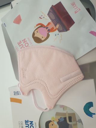 [블루 본 아이노우] 유아용 컬러마스크 40 PCS SET 2중 택 1 — 5점을 준 리뷰어가 2021년 4월 올린 사용 사진