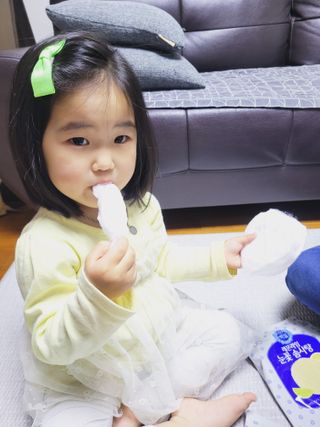 딜라이트 프로젝트  달콤한 눈꽃 간식세트( 눈꽃 솜사탕 / 레몬라임 솜사탕 / 달고나 총 7EA+스마트톡 증정) — 5점을 준 리뷰어가 2022년 5월 올린 사용 사진