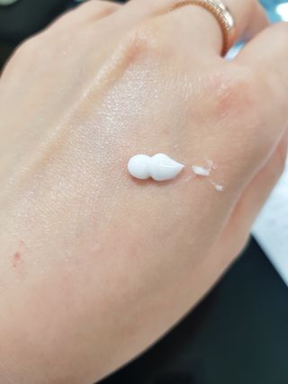 이엔코스 알부틴 알파 화이트닝크림 — 4점을 준 리뷰어가 2021년 2월 올린 사용 사진