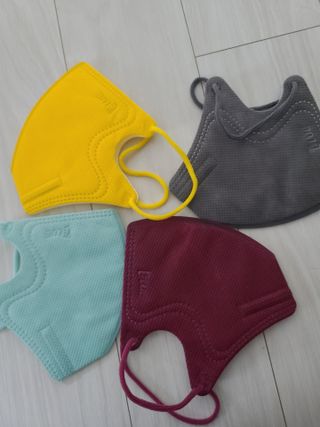 [블루 본 아이노우] 유아용 컬러마스크 40 PCS SET 2중 택 1 — 5점을 준 리뷰어가 2021년 4월 올린 사용 사진