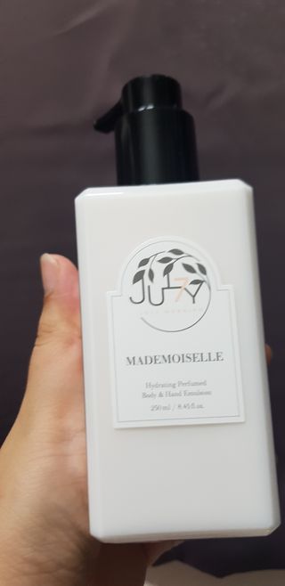 줄라이 모닝 _ JULY MORNING 줄라이모닝 하이드레이팅 퍼퓸드 바디앤핸드 에멀젼 — 5점을 준 리뷰어가 2021년 9월 올린 사용 사진
