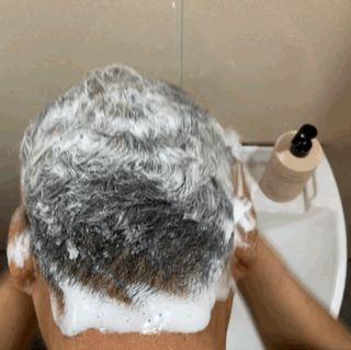 프리마인 더이상 뻣뻣하고 효과없는 탈모샴푸는 NO. 근본부터 케어하는 셀베이스 그린티샴푸(500ml) — 5점을 준 리뷰어가 2023년 3월 올린 사용 사진