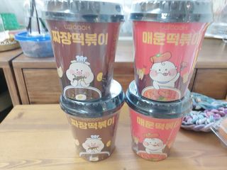 유비쿡 컵떡볶이 매운컵떡볶이2개/ 짜장컵떡볶이 2개  총 4개세트 — 4.5점을 준 리뷰어가 2021년 2월 올린 사용 사진