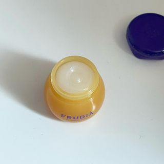 틱톡 [후르디아] 튼입술해결템 올리브영 블루베리 하이드레이팅 허니 립밤 — 5점을 준 리뷰어가 2023년 12월 올린 사용 사진