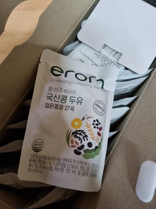 이롬 황성주 박사의 국산콩 두유 검은콩과 17곡 프리미엄 — 5점을 준 리뷰어가 2021년 5월 올린 사용 사진