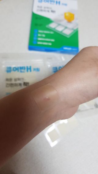 [큐어반H 커팅] 간편하게 떼서 쓰는 자외선차단 습윤밴드 (1팩/30매입) — 3.5점을 준 리뷰어가 2022년 11월 올린 사용 사진