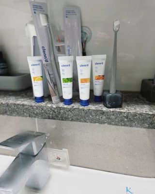 주식회사 클린디 [클린디] 파우치에 쏙 넣어 밖에서도 치아건강🦷 챙기기 [맞춤 칫솔 + 치약  + 파우치 구성] — 5점을 준 리뷰어가 2021년 12월 올린 사용 사진