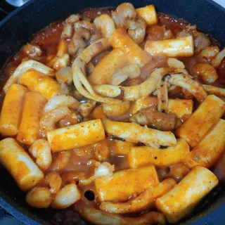 화끈한녀석들 새오똥400g 새우,오징어,똥집 볶음요리 소스,밀떡, 참기름 포함 — 4점을 준 리뷰어가 2022년 12월 올린 사용 사진