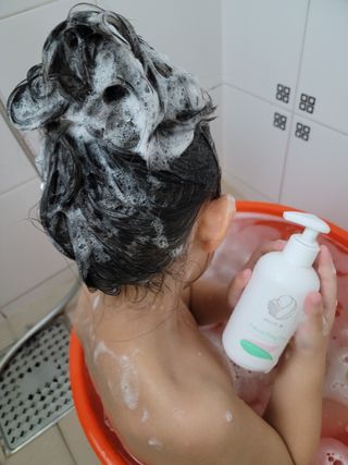 mom e 맘이 내추럴 베이비 케어 샴푸앤바스+로션 — 5점을 준 리뷰어가 2021년 1월 올린 사용 사진