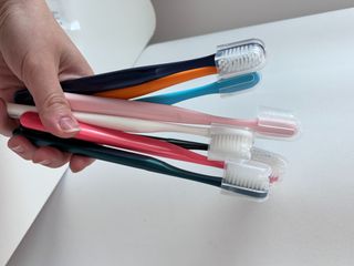 펙트럼 안티박 프리미엄 칫솔 8개입 — 5점을 준 리뷰어가 2023년 12월 올린 사용 사진