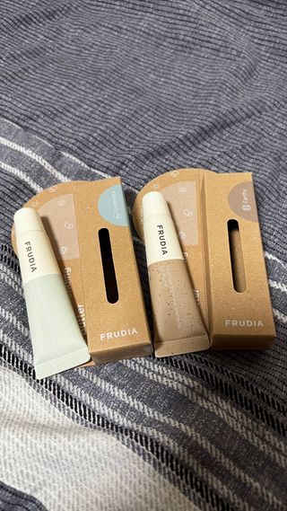 [후르디아] 올리브영 착한보습 비건 립버터 2종 — 5점을 준 리뷰어가 2023년 2월 올린 사용 사진