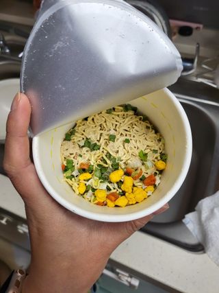 NISSIN 닛신 컵누들  4종 - 씨푸드오리지날, 씨푸드 스파이시, 씨푸드 커리, 씨푸드 XO소스 — 4점을 준 리뷰어가 2022년 5월 올린 사용 사진