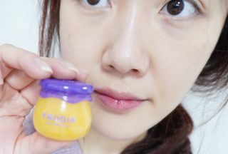 틱톡 [후르디아] 튼입술해결템 올리브영 블루베리 하이드레이팅 허니 립밤 — 4.5점을 준 리뷰어가 2023년 12월 올린 사용 사진