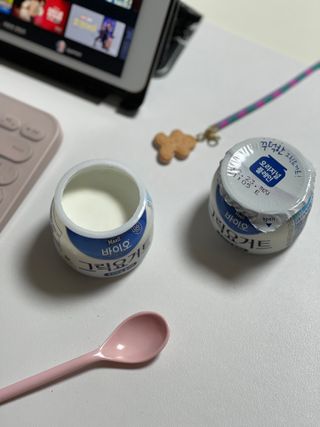매일바이오 그릭요거트 오리지널 플레인 4개, 로스터리 커피믹스 4개 — 3.5점을 준 리뷰어가 2021년 12월 올린 사용 사진