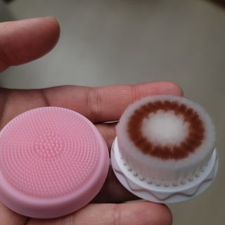 디하우트 랩 디하우트랩 클렌징 피부관리기 진동클렌저 실리콘+2종 인조모 브러시 — 5점을 준 리뷰어가 2021년 11월 올린 사용 사진