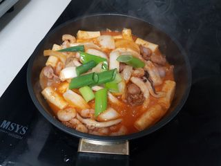 화끈한녀석들 새오똥400g 새우,오징어,똥집 볶음요리 소스,밀떡, 참기름 포함 — 5점을 준 리뷰어가 2022년 12월 올린 사용 사진