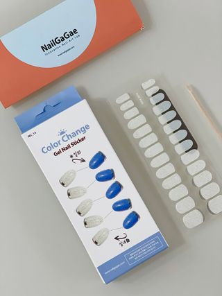[네일가게] 햇빛에 닿으면 색이 변하는 신기한 햇살 반전 네일스티커_B — 5점을 준 리뷰어가 2021년 8월 올린 사용 사진