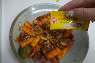 화끈한녀석들 새오똥400g 새우,오징어,똥집 볶음요리 소스,밀떡, 참기름 포함 — 5점을 준 리뷰어가 2022년 11월 올린 사용 사진