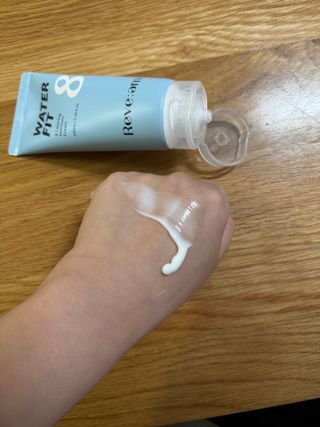 나우 [리브엠]피부 속부터 겹겹이, 촘촘하게! 워터핏8중 수분착붙 크림 — 5점을 준 리뷰어가 2025년 5월 올린 사용 사진